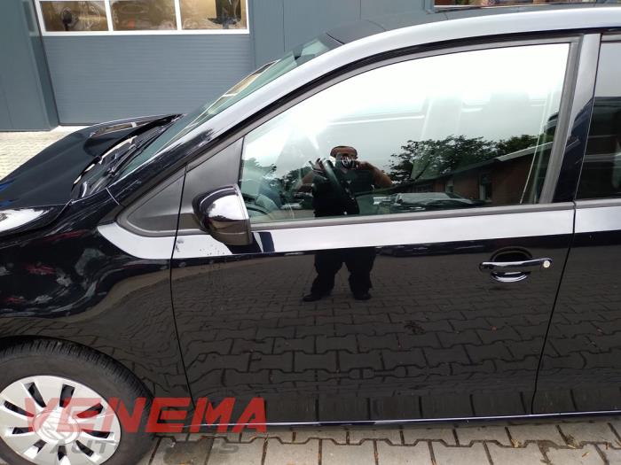Volkswagen Up! 1.0 12V 75 Samochód złomowany (2018, Metalik, Czarny)