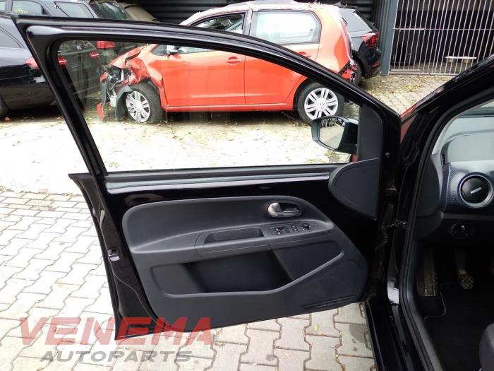 Volkswagen Up! 1.0 12V 75 Samochód złomowany (2018, Metalik, Czarny)