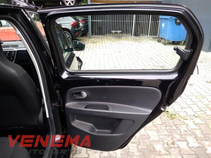 Volkswagen Up! 1.0 12V 75 Samochód złomowany (2018, Metalik, Czarny)