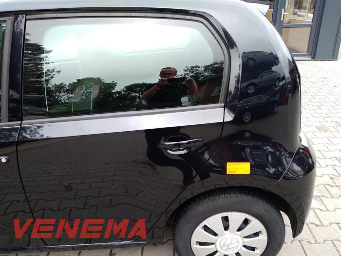 Volkswagen Up! 1.0 12V 75 Samochód złomowany (2018, Metalik, Czarny)