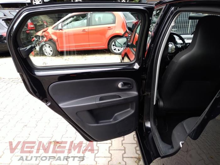 Volkswagen Up! 1.0 12V 75 Samochód złomowany (2018, Metalik, Czarny)