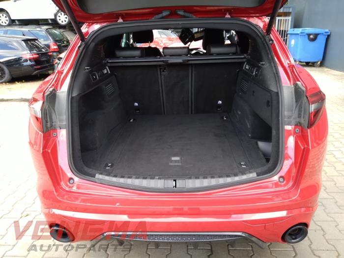 Alfa Romeo Stelvio 2.0 T 16V Q4 Samochód złomowany (2022, Czerwony)