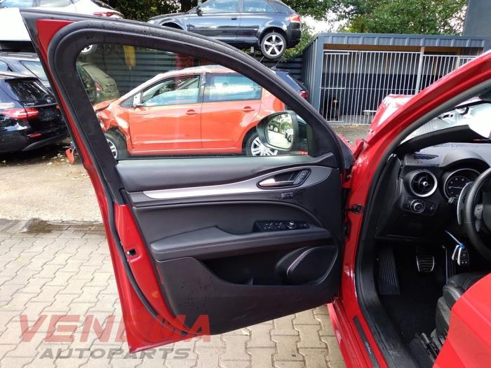 Alfa Romeo Stelvio 2.0 T 16V Q4 Samochód złomowany (2022, Czerwony)