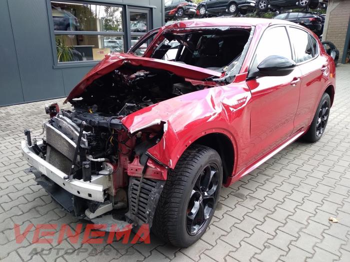 Alfa Romeo Stelvio 2.0 T 16V Q4 Samochód złomowany (2022, Czerwony)