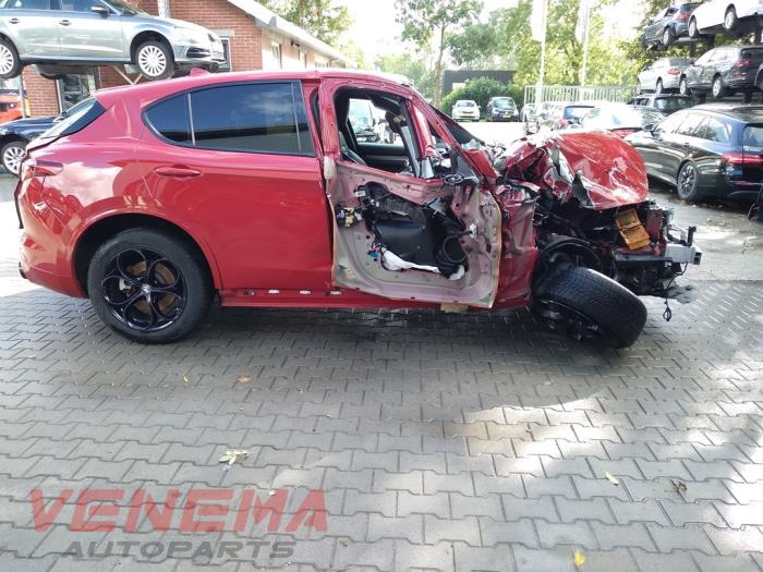 Alfa Romeo Stelvio 2.0 T 16V Q4 Samochód złomowany (2022, Czerwony)