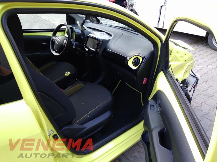 Toyota Aygo 1.0 12V VVT-i Samochód złomowany (2017, Zólty)