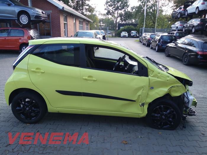 Toyota Aygo 1.0 12V VVT-i Samochód złomowany (2017, Zólty)