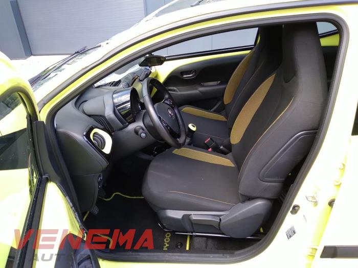 Toyota Aygo 1.0 12V VVT-i Samochód złomowany (2017, Zólty)