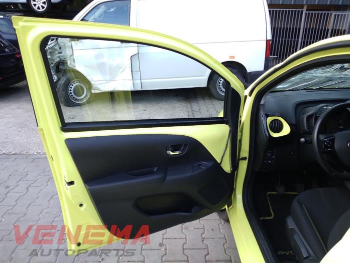 Toyota Aygo 1.0 12V VVT-i Samochód złomowany (2017, Zólty)
