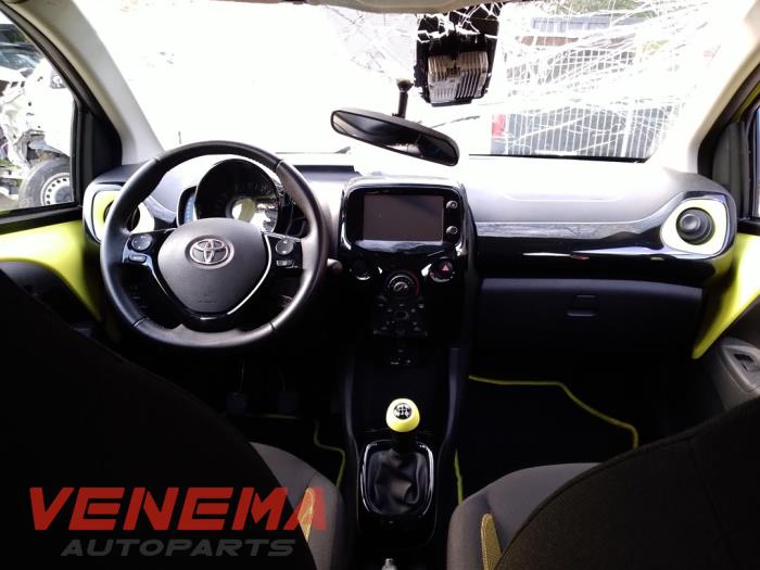 Toyota Aygo 1.0 12V VVT-i Samochód złomowany (2017, Zólty)
