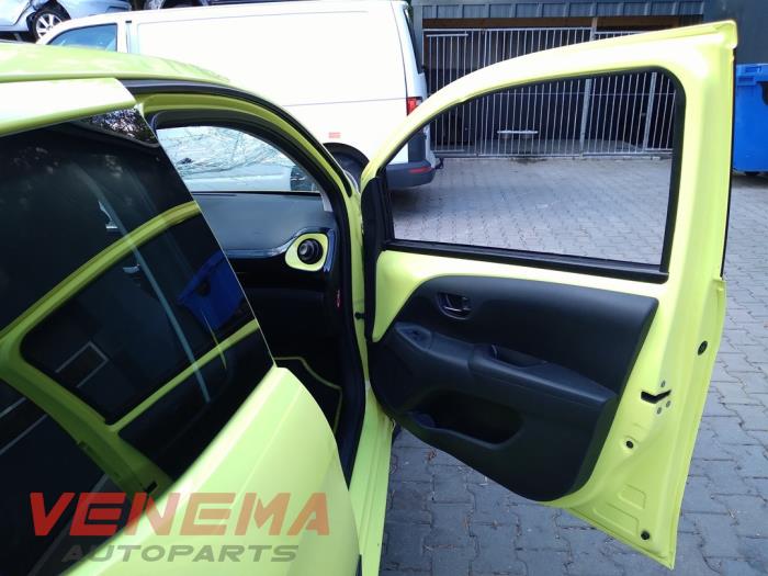 Toyota Aygo 1.0 12V VVT-i Samochód złomowany (2017, Zólty)