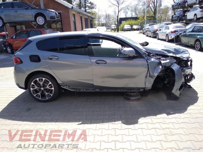 BMW 1 serie 120 1.5 TwinPower Turbo 12V Épave (2025, Métallisé, Gris)