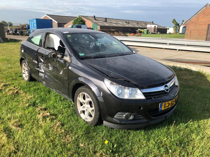 Opel Astra H GTC 1.9 CDTi 100 Vehículo de desguace (2006, Negro)