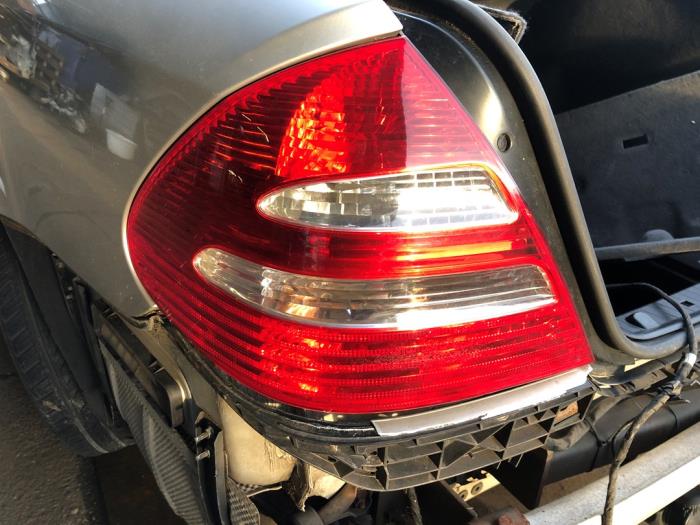 Mercedes E-Klasse Vehículo de desguace (2004, Metálico, Gris plateado)