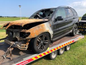 BMW X5 4.4 V8 32V Épave (2001, Noir)
