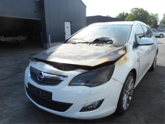 Opel Astra J Sports Tourer Pd8 Pe8 Pf8 1 4 Turbo 16v Salvage Year Of Construction 11 Colour White Proxyparts Com