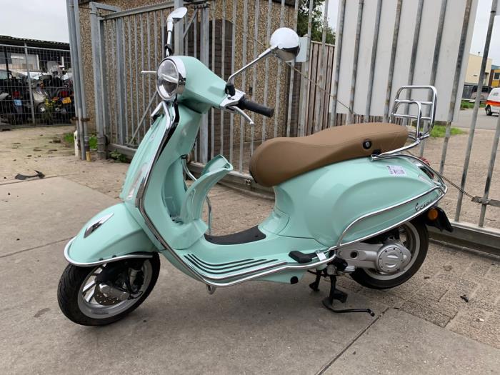 Vespa Scooter (Salvage vehicle, 2021, Granite) Auto Samsen B.V.