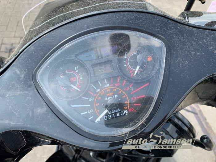 PX Aufkleber Lorbeerkranz Mit Scooter, 12 Cm – Individuelle Farbwahl, Rückstandslos Entfernbar