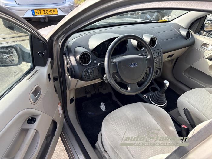 Ford Fiesta 5 1.4 16V Épave (2003, Gris)