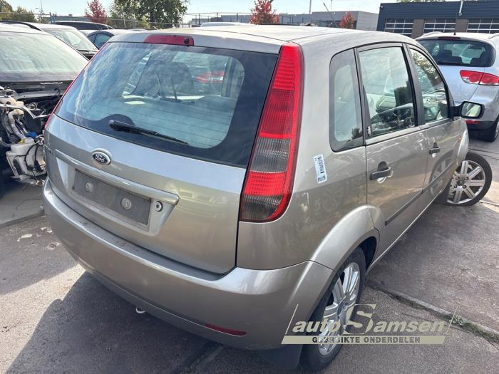 Ford Fiesta 5 1.4 16V Épave (2003, Gris)