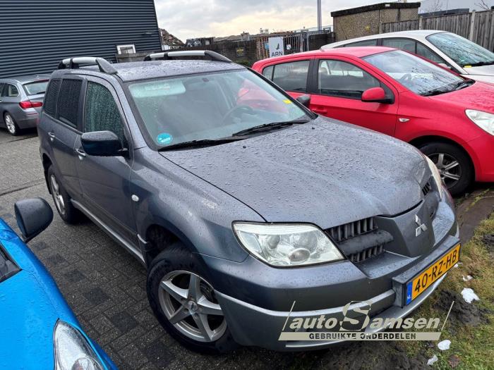 Mitsubishi Outlander 2.0 16V 4x2 Épave (2005, Gris)