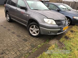 Mitsubishi Outlander 2.0 16V 4x2 Épave (2005, Gris)