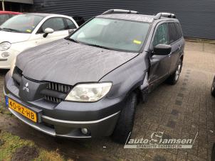 Mitsubishi Outlander 2.0 16V 4x2 Épave (2005, Gris)