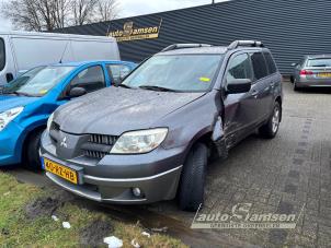 Mitsubishi Outlander 2.0 16V 4x2 Épave (2005, Gris)