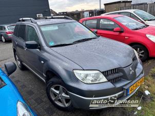 Mitsubishi Outlander 2.0 16V 4x2 Épave (2005, Gris)