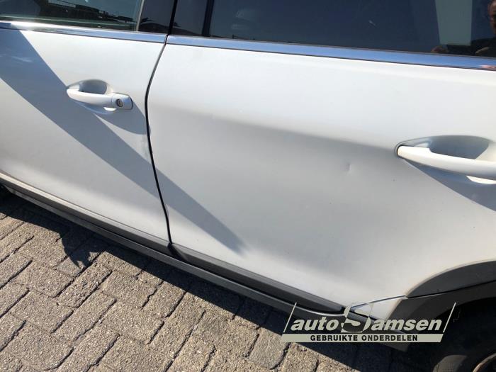 Peugeot 2008 1.2 12V e-THP PureTech 110 Vehículo de desguace (2017, Blanco)