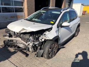 Peugeot 2008 1.2 12V e-THP PureTech 110 Vehículo de desguace (2017, Blanco)
