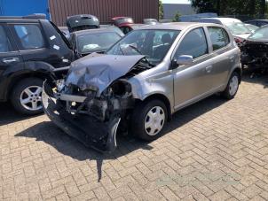 Toyota Yaris 1.3 16V VVT-i Vehículo de desguace (2005, Gris)
