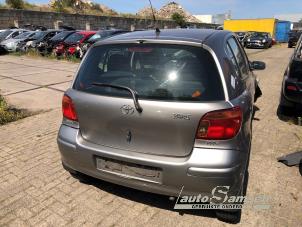 Toyota Yaris 1.3 16V VVT-i Vehículo de desguace (2005, Gris)
