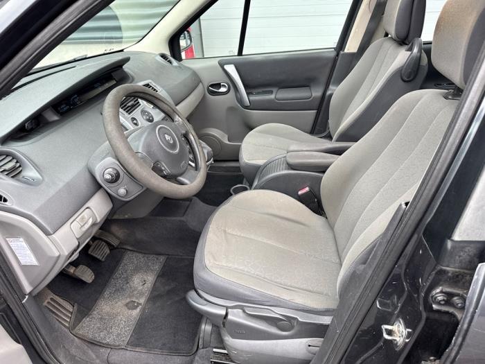 Renault Scénic II 2.0 16V Skadat fordon (2007, GRIJS)