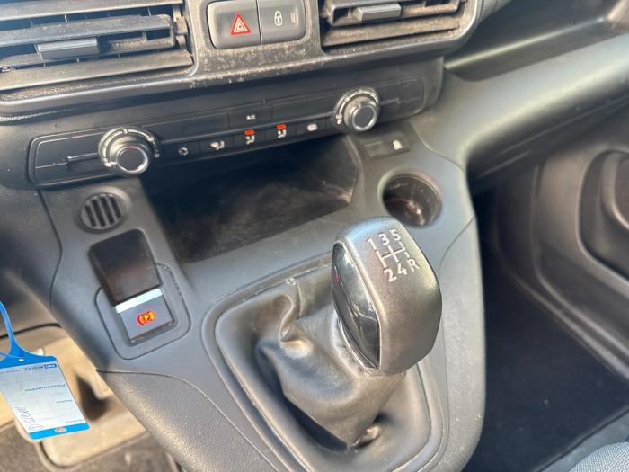 Peugeot Partner 1.5 BlueHDi 75 Skadat fordon (2019, ZWART)
