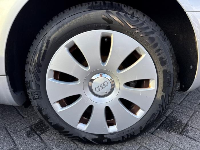 Audi A4 Avant 2.0 20V Unfallauto (2006, Grau)