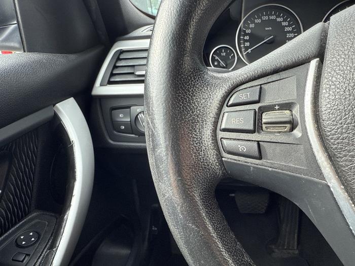 BMW 3 serie 320i 2.0 16V Skadat fordon (2012, WIT)