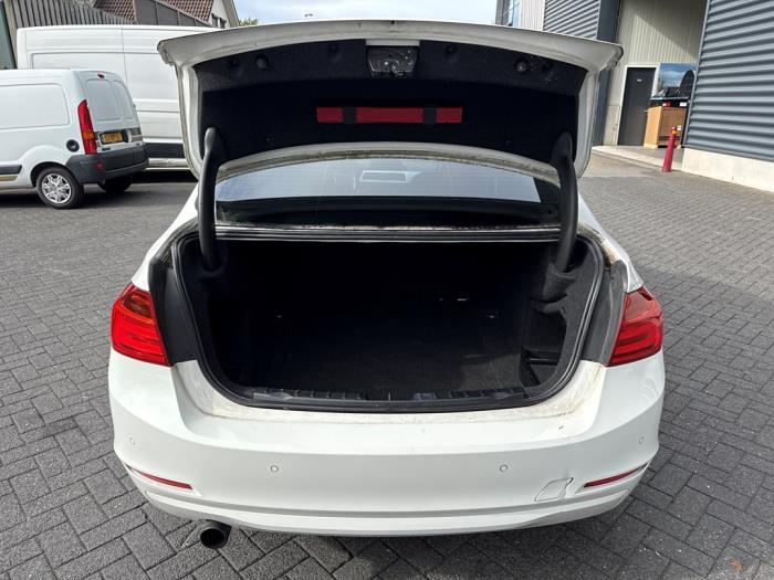 BMW 3 serie 320i 2.0 16V Skadat fordon (2012, WIT)