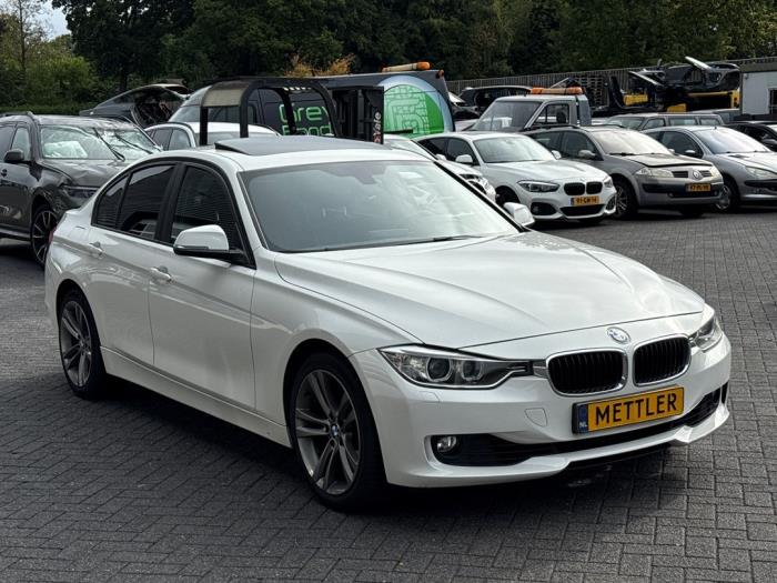BMW 3 serie 320i 2.0 16V Skadat fordon (2012, WIT)