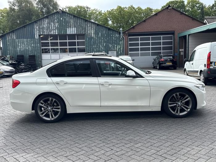 BMW 3 serie 320i 2.0 16V Skadat fordon (2012, WIT)