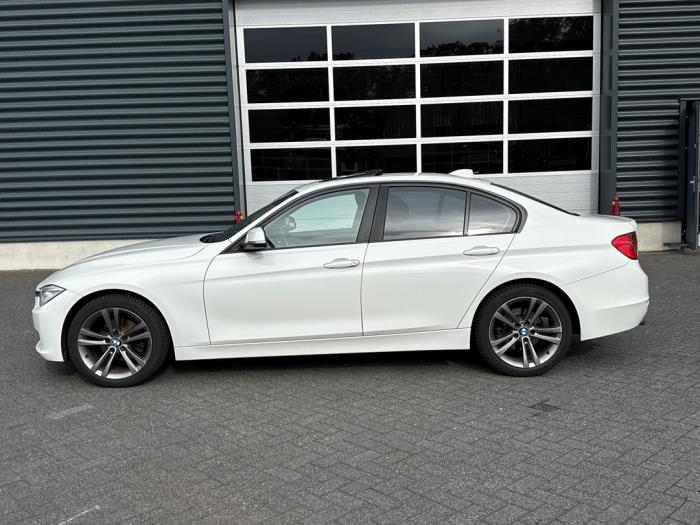 BMW 3 serie 320i 2.0 16V Skadat fordon (2012, WIT)