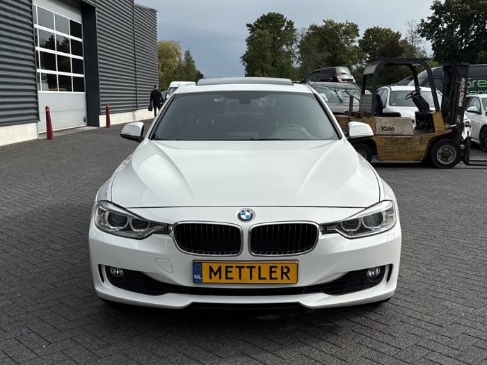 BMW 3 serie 320i 2.0 16V Skadat fordon (2012, WIT)