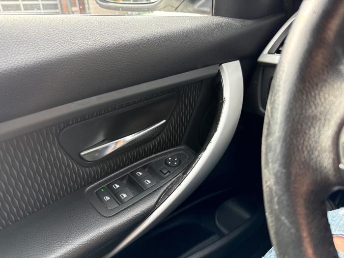 BMW 3 serie 320i 2.0 16V Skadat fordon (2012, WIT)
