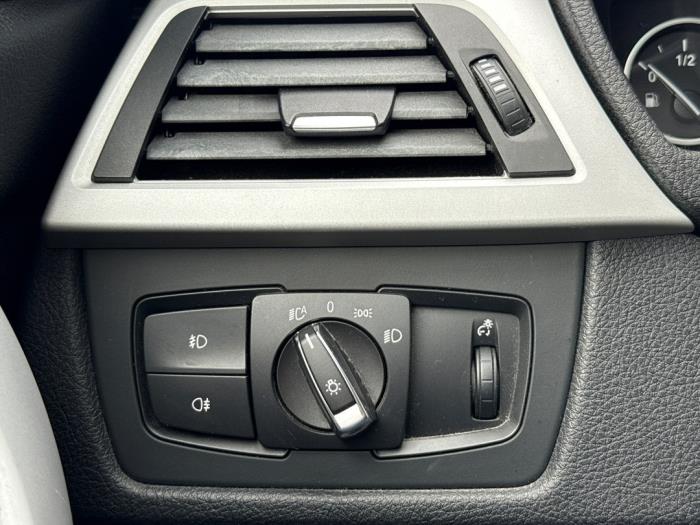 BMW 3 serie 320i 2.0 16V Skadat fordon (2012, WIT)