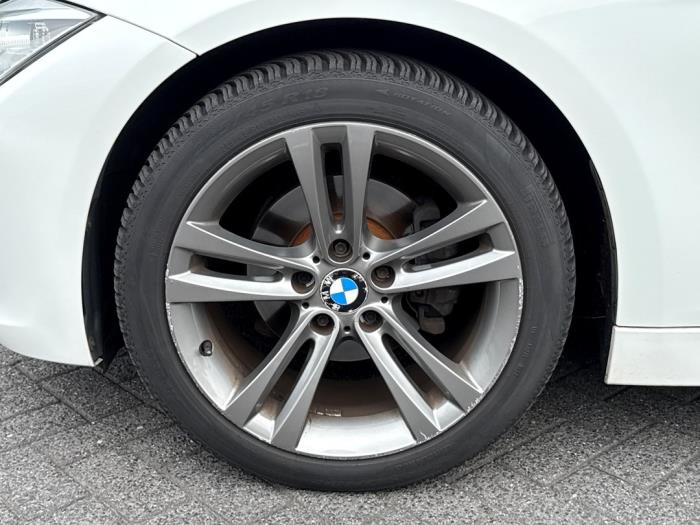BMW 3 serie 320i 2.0 16V Skadat fordon (2012, WIT)