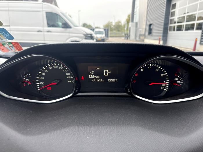 Peugeot 308 SW 1.2 12V e-THP PureTech 130 Unfallauto (2016, Grau)