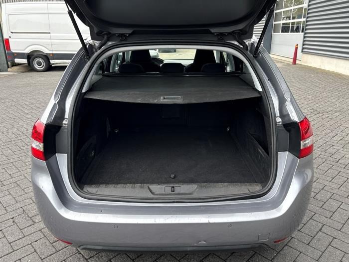 Peugeot 308 SW 1.2 12V e-THP PureTech 130 Unfallauto (2016, Grau)