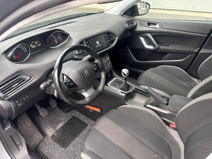 Peugeot 308 SW 1.2 12V e-THP PureTech 130 Unfallauto (2016, Grau)