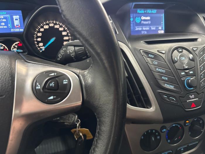 Ford Focus 3 Wagon 1.0 Ti-VCT EcoBoost 12V 100 Samochód uszkodzony (2014, Brazowy)