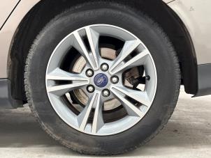 Ford Focus 3 Wagon 1.0 Ti-VCT EcoBoost 12V 100 Samochód uszkodzony (2014, Brazowy)
